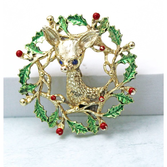 Unknown Jewelry - Gold Tone Christmas Wreath with Reindeer P1118-21
